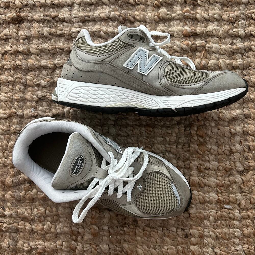 New Balance 2002R Gray Suede Mesh Sneakers Men 9.5 Women 11 M2002RFO EUC Y2K